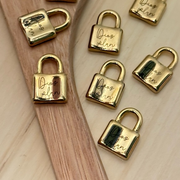 Gold Lock Pendant Necklace - Picture 3 of 4